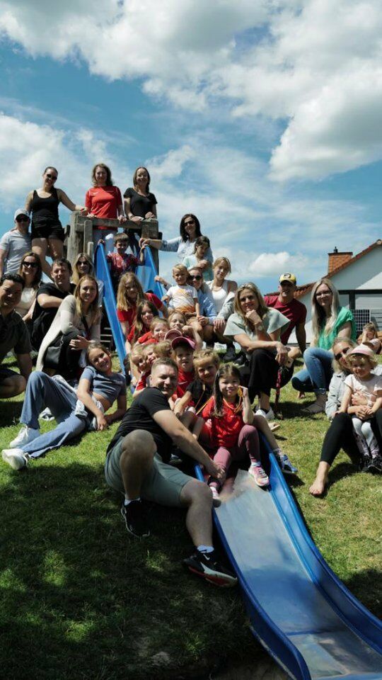 **Sommerfest 2024 des KTV: Ein Tag voller Freude und Gemeinschaft**
Auch dieses Jahr feierte der KTV am 07.07.2024 sein Sommerfest, und es war ein voller Erfolg. Die Veranstaltung fand auf einem Abenteuerspielplatz statt, wo die Kinder mega viel Spaß hatten. In einer tollen Gemeinschaft spielten und vertrugen sich Eltern und Kinder Hand in Hand.
Das Wetter war einfach bombastisch, die Sonne strahlte und bescherte uns eine Extraportion Vitamin D. Wie immer gab es reichlich zu essen und zu trinken, und die Eltern konnten sich auf diesem wunderschönen Spielplatz entspannen und ein wenig vom alltäglichen Stress abschalten.
Besonders hervorgehoben wurden die Kinder, die ihre Leistung im Sternchenwettkampf und bei den Deutschen Jugendmeisterschaften bewiesen hatten. Sie wurden an diesem Tag geehrt, und die Freude darüber war groß.
Alles in allem war es ein lustiger und schöner Tag für alle Beteiligten. Vielen Dank an alle, die dazu beigetragen haben, dass unser Sommerfest wieder so besonders wurde.
Mit freundlichen Grüßen,
Das KTV-Team